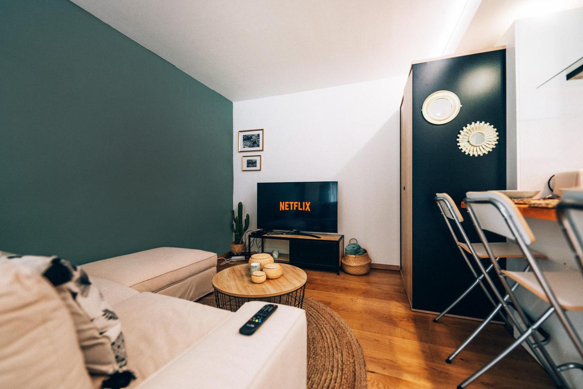 Cozy With Private Terrace Appartement Luxemburg